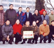       2004年12月路大三、四班畢業(yè)生十五周年同學(xué)聚會(huì)在母校栽下師生紀(jì)念 樹祝母校更加輝煌