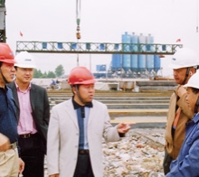      圖為學(xué)院畢業(yè)生韋世國副局長（左一）、學(xué)院畢業(yè)生九泰公司 總經(jīng)理關(guān)和平（中）在施工現(xiàn)場